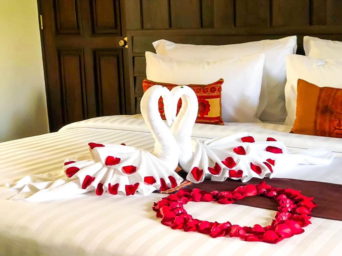 Smile Lanna Hotel Chiang Mai Exterior photo A bed with a heart made of rose petals