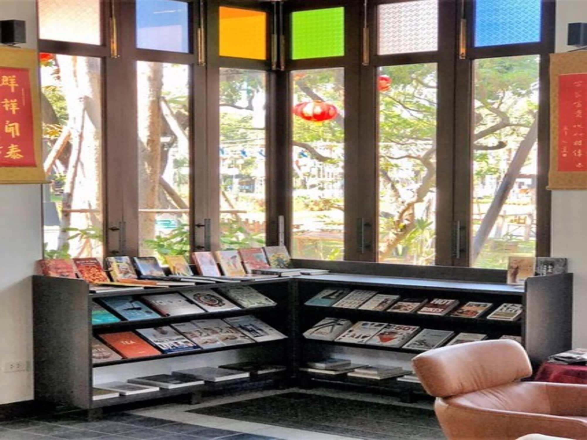 Smile Lanna Hotel Chiang Mai Exterior photo The library