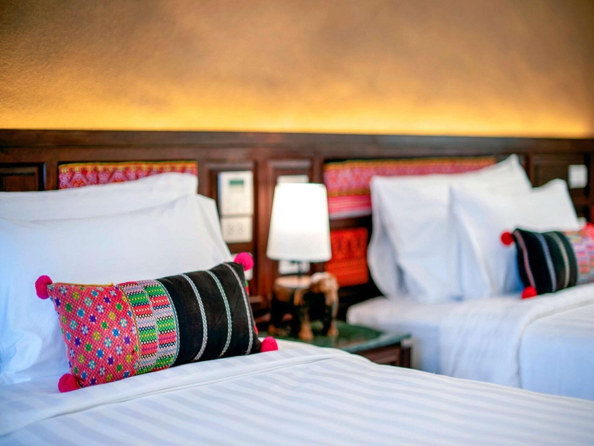 Smile Lanna Hotel Chiang Mai Exterior photo A bed with cushions