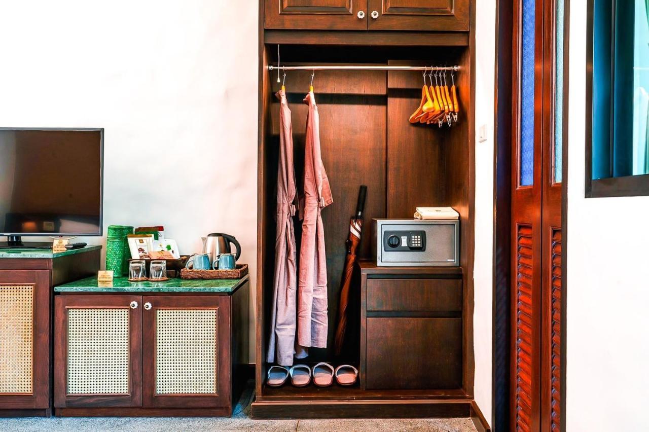 Smile Lanna Hotel Chiang Mai Exterior photo A wardrobe